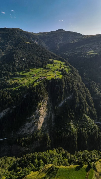 白天的青山和黑山